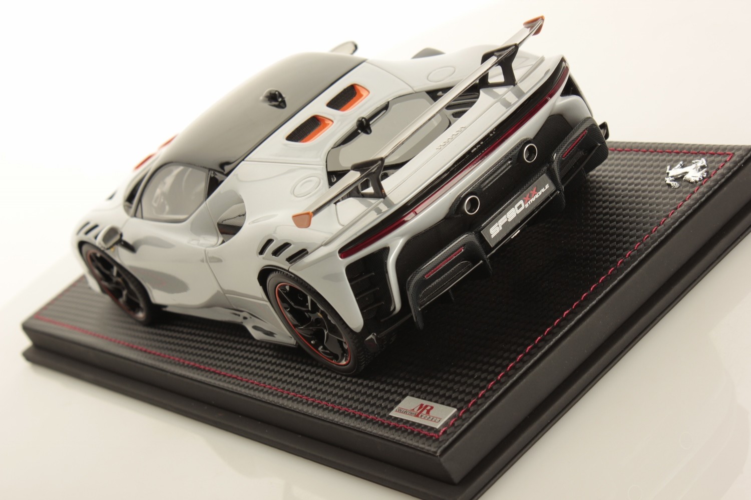 LookSmart 1:43 Ferrari SF90 XX Spider Año De Construcción 2024 Blanco Artico Ls552c